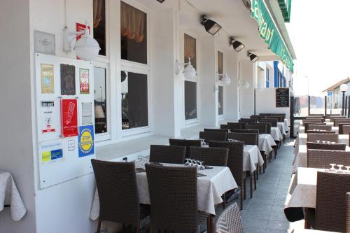 Ein Restaurant oder anderes Speiselokal in der Unterkunft Hôtel L'Ecailler 