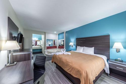 um quarto de hotel com uma cama grande e uma casa de banho em Quality Inn & Suites Canton em Canton
