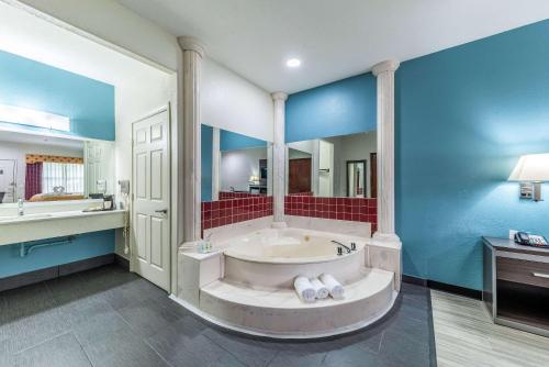 A bathroom at Quality Inn & Suites Canton