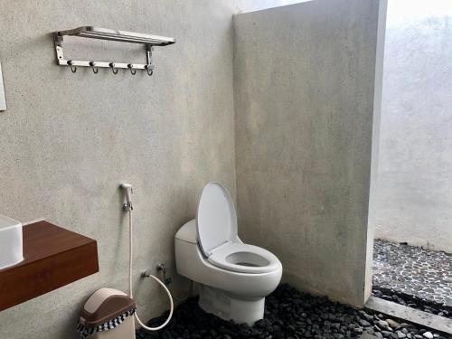 ein Badezimmer mit Toilette und Waschbecken in der Unterkunft Pondok Senaru Cottages in Senaru