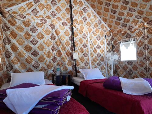 pokój z 2 łóżkami w namiocie w obiekcie Chanaka Eco Camp ( Adventure Assam ) w mieście Pakariāmukh