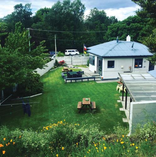 a backyard with a picnic table and a house at Mountain View Backpackers in Wanaka