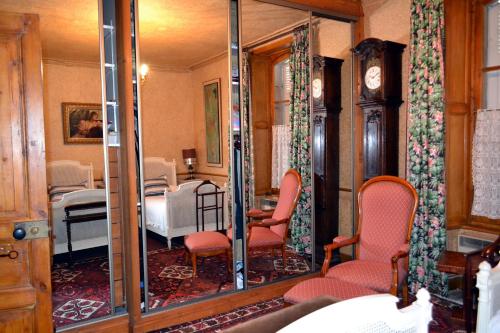 Una habitación con un espejo y dos sillas y una cama. en Quimper Centre, en Quimper
