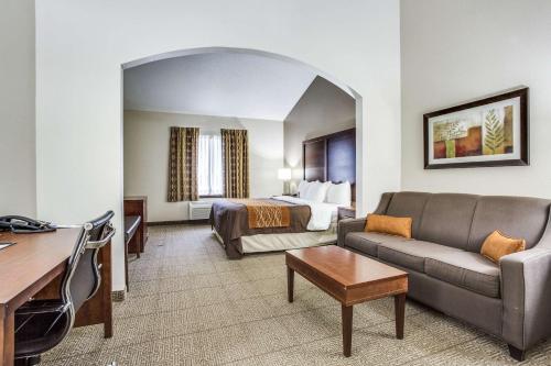 um quarto de hotel com uma cama e um sofá em Comfort Inn & Suites Love Field-Dallas Market Center em Dallas