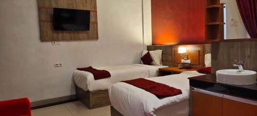 מיטה או מיטות בחדר ב-D&D Guest House & Cafe Syariah