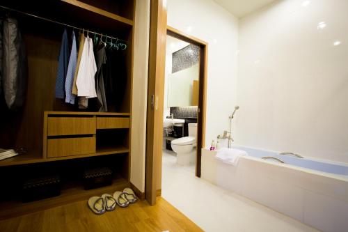Vonios kambarys apgyvendinimo įstaigoje Sriracha Orchid Hotel