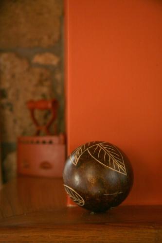 a black vase sitting on top of a table at Roes Suites in Kato Loutraki