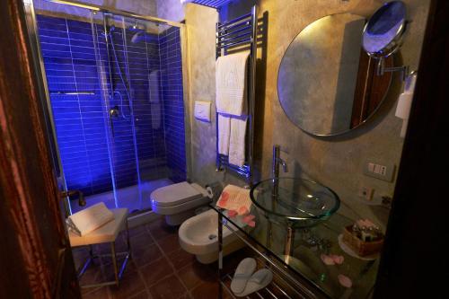 a bathroom with a sink, toilet, and shower stall at Robur Marsorum Albergo Diffuso in Rocca di Mezzo