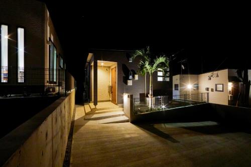 - une vue nocturne sur un couloir d'un bâtiment dans l'établissement E-horizon Resort コンドミニアム名護E, à Nago
