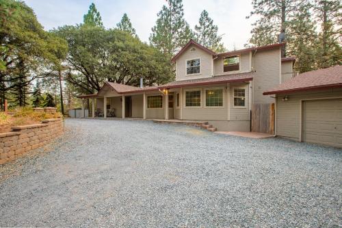 Mountain Retreat with Hot Tub & Pool Table - 1 hour from Squaw Valley Resort!