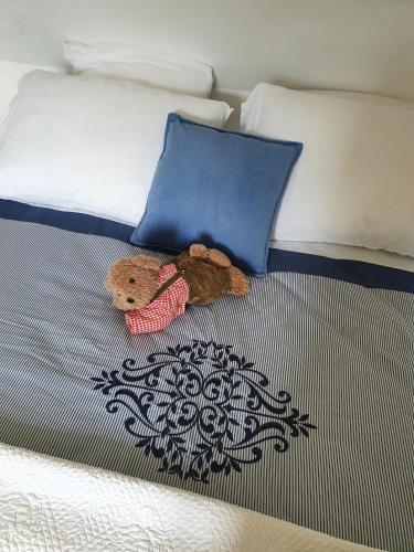 two stuffed teddy bears sitting on a bed at Au Nid de Caroline gîte 4 étoiles in Arette