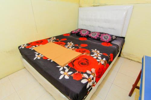 Un pat sau paturi într-o cameră la Wisma TheBlossom