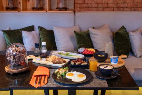 een ontbijttafel met eieren en eten erop bij Diamond Resort Phuket Official Account in Bang Tao Beach