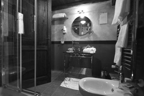 Koupelna v ubytování Robur Marsorum Albergo Diffuso