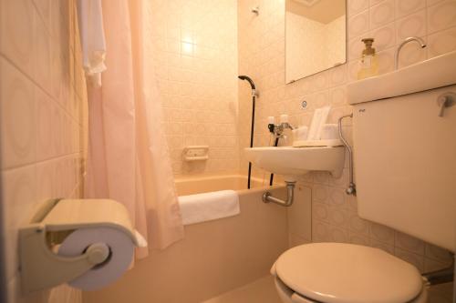 Baño pequeño con aseo y lavamanos en Heiwadai Hotel Otemon, en Fukuoka