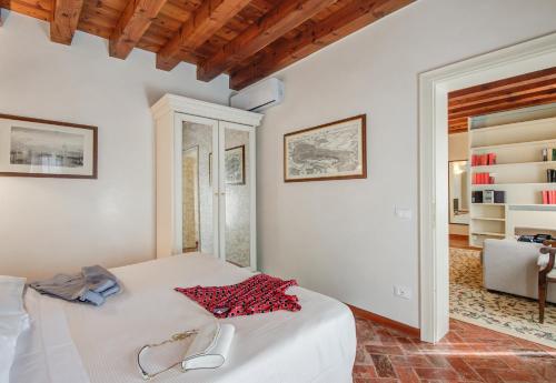 um quarto com uma cama e uma sala de estar em Master Venice Apartments em Veneza