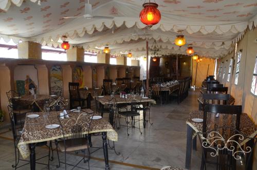 Ein Restaurant oder anderes Speiselokal in der Unterkunft Hotel Nachana Haveli 