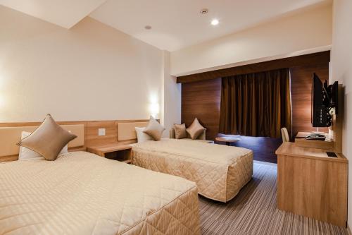 Posteľ alebo postele v izbe v ubytovaní KOKO HOTEL Hiroshima Ekimae