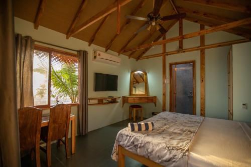 Телевизор и/или развлекательный центр в Goa Cottages Agonda