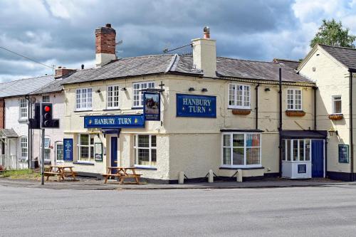 Stoke PriorにあるHanbury Turnの通りの角にある建物