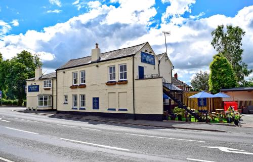 Stoke PriorにあるHanbury Turnの通り沿いにある白い建物