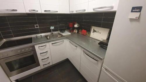una piccola cucina con lavandino e piano cottura di City Center Comfortable Studio Apartment a Kavala