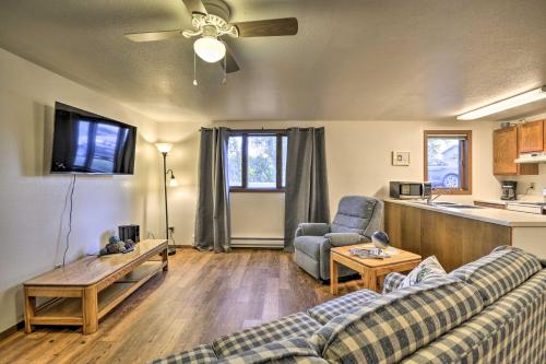 TV a/nebo společenská místnost v ubytování Charming Columbus Apt Along Yellowstone River