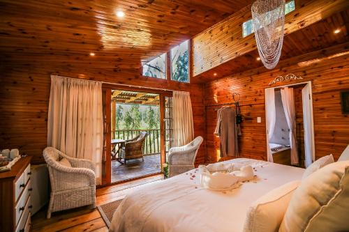 Ένα ή περισσότερα κρεβάτια σε δωμάτιο στο Vindoux Tree House Guest Farm & Spa