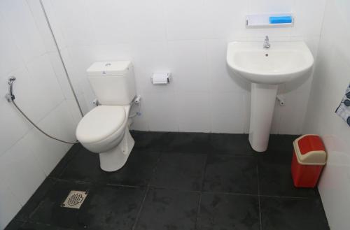 un baño con inodoro y lavabo en Cool Garden belihuloya, en Belihuloya