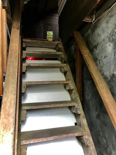 a set of stairs leading up to a room at Pano Solar Guest House (พาโน โซล่า เกสเฮ้าส์ ) in Trat