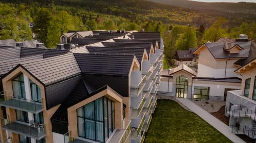 una vista aérea de una fila de casas en Green Mountain 5* Hotel en Karpacz