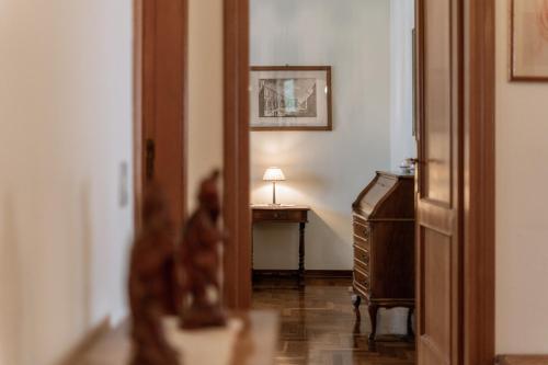 a hallway with a dresser and a lamp on a table at Villa dei Gelsomini, Residenza nel verde in Viterbo