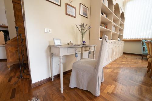 a room with a white desk and a chair at Villa dei Gelsomini, Residenza nel verde in Viterbo
