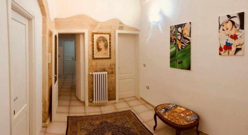 レッチェにあるWish Rooms Lecceの廊下(テーブル付)と壁画