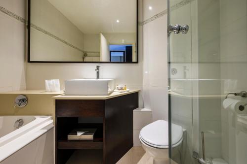 Paxton Hotel tesisinde bir banyo