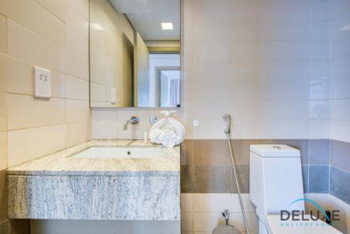 Gallery image of Lively 1BR in Lofts Central, Downtown Dubai by Deluxe Holiday Homes in Dubai