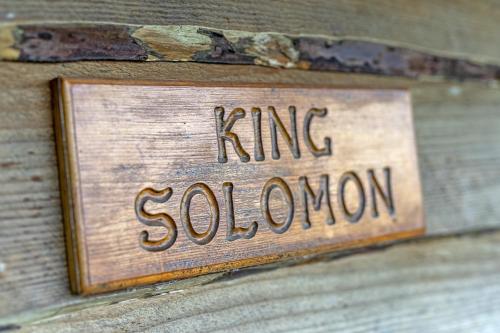 a wooden sign with the word king salomon on it at Mole Creek Cabins in Mole Creek