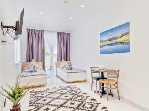 a living room with a table and chairs and a dining room at Pension Amanda in Berlin