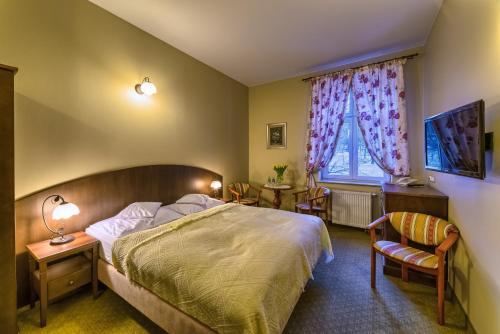 Ein Bett oder Betten in einem Zimmer der Unterkunft Hotel BERLINER