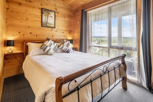 Postel nebo postele na pokoji v ubytování Mole Creek Cabins