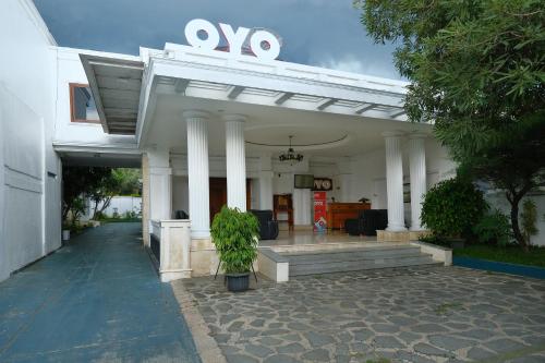 a white building with columns and a entrance at OYO Capital O 514 Omah Pari Boutique Hotel in Yogyakarta