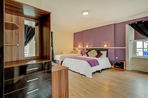 Postel nebo postele na pokoji v ubytování Kinloch Arms Hotel