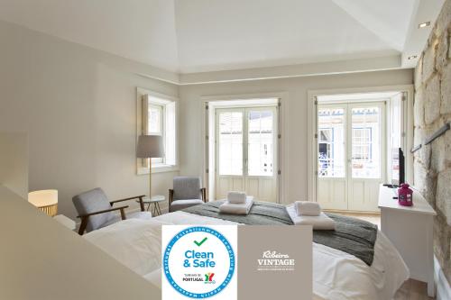 ポルトにあるRVA - Clerigos Apartmentsのベッド1台(目の前に看板付)が備わる客室です。