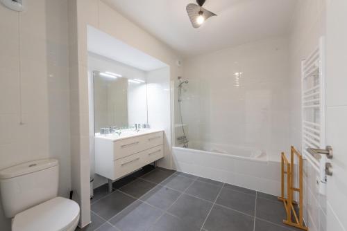 une salle de bain avec toilettes, lavabo et baignoire dans l'établissement Elegance, à Nice