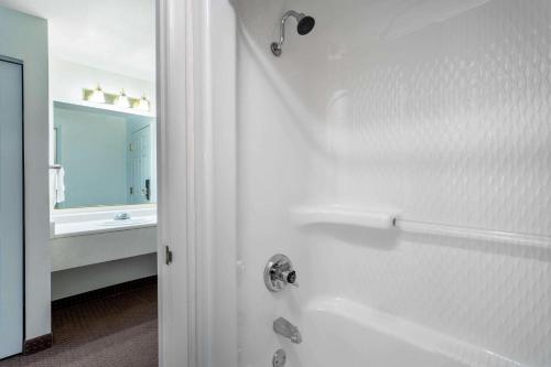 Un baño de Inn at Lander, Travelodge by Wyndham