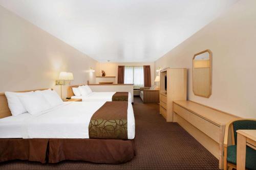 Säng eller sängar i ett rum på Inn at Lander, Travelodge by Wyndham