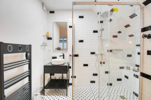une salle de bain avec une douche en verre avec un lavabo dans l'établissement Luxueux Duplex 6 - 8pers - Full Equipped - République, à Paris