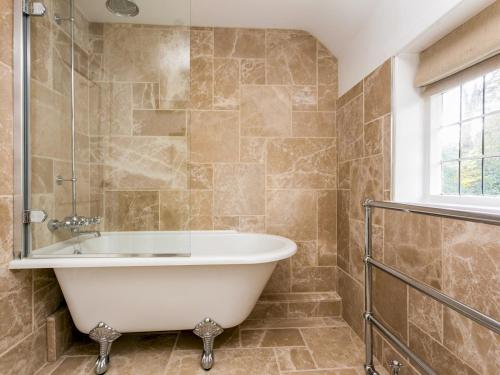 Et badeværelse på Secluded Mansion Retreat - Expansive Private Oasis - Pass the Keys