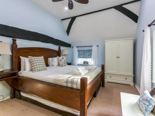 Giường trong phòng chung tại Historical Cottage Escape BIG