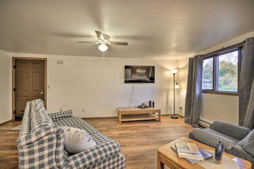 TV a/nebo společenská místnost v ubytování Charming Columbus Apt Along Yellowstone River
